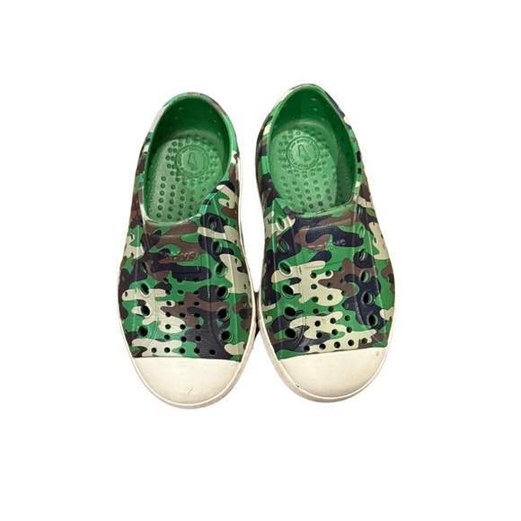 Native Shoes Boys Jefferson Green Camo water shoes size 7 excellent condition - Picture 1 of 3